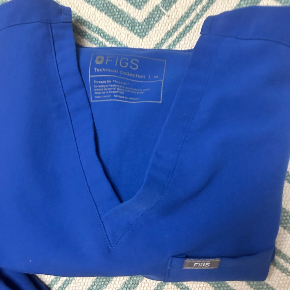Figs Women's Blue Scrub Set!! You get the shirt 👕 and pants 👖